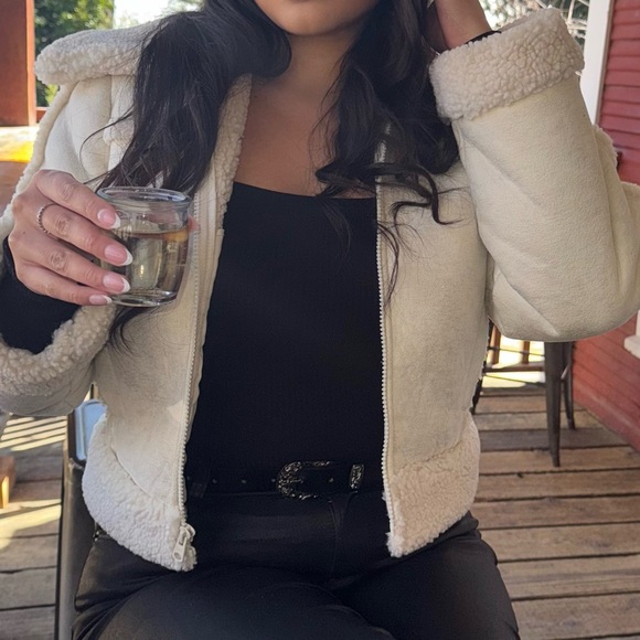 Abercrombie Sherpa CREAM
Cropped Vegan Suede Sherpa Jacket - Picture 9 of 11